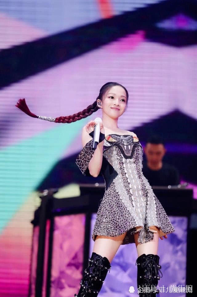 张韶涵过膝白袜配“学生装”秒变日系少女