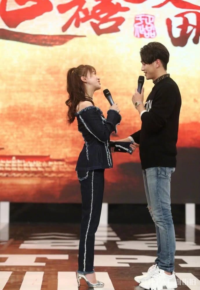 “傅璎CP”再合体,吴谨言穿一字肩扎半马尾,娇俏少女味十足