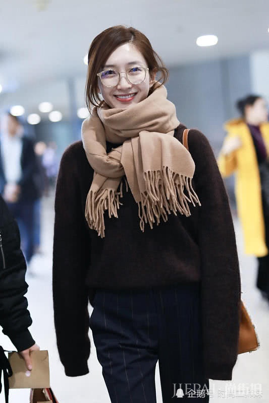 江疏影机场街拍 照片白到发光超美