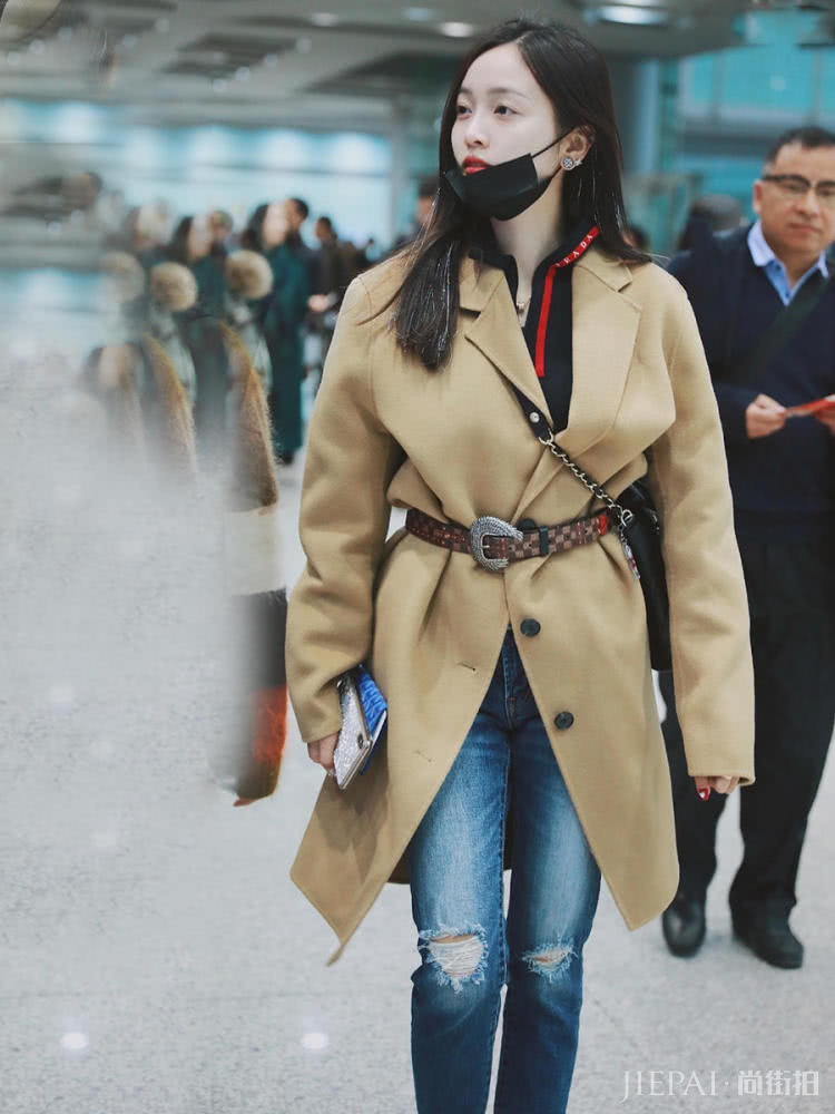 吴宣仪穿长款大衣走机场，系条腰带，显瘦显高变酷girl