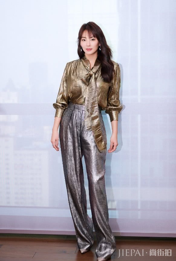 张雨绮衣品开挂了,一身亮片装好有气质,却被法令纹出卖了年龄!