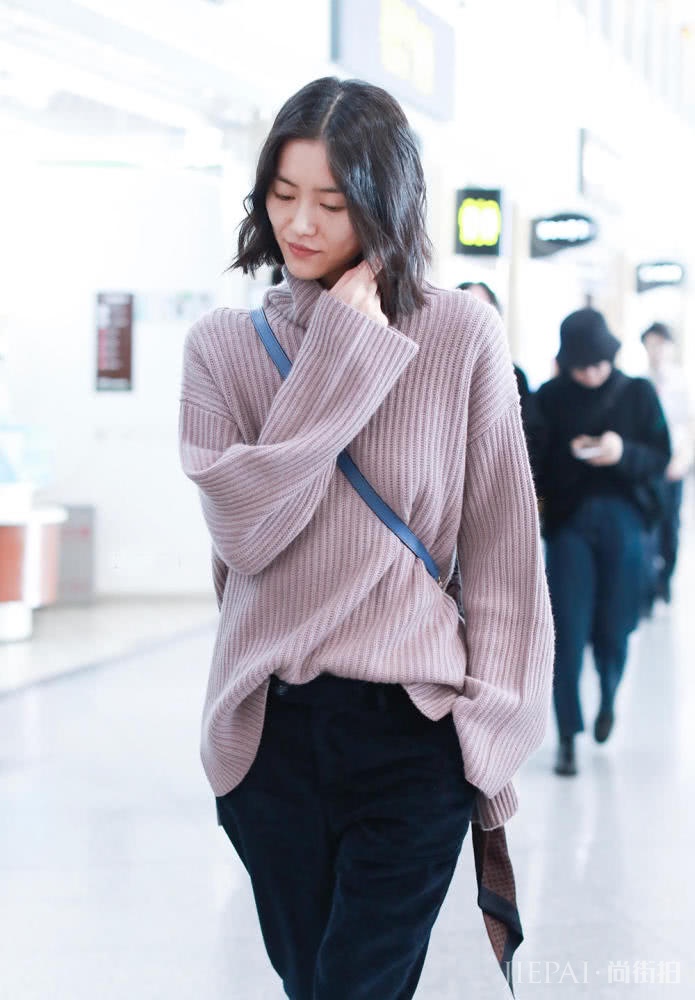 刘雯丸子头搭配毛绒外套时髦又温暖,尽显高级感