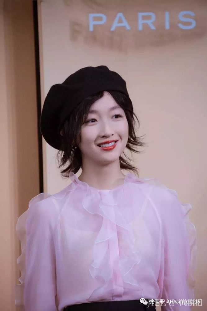 周冬雨最近带过的帽子,够开一家博物馆了