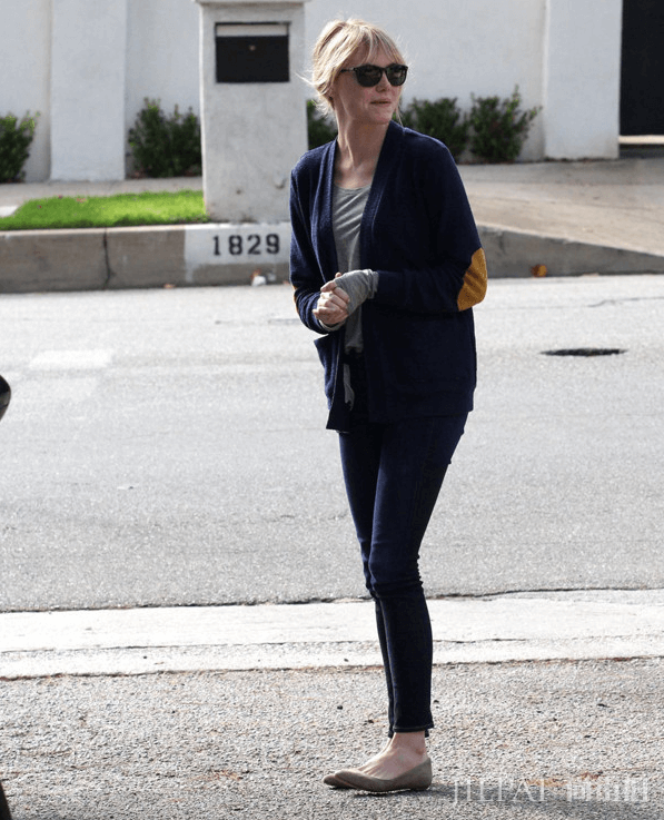 藏青色的外套什么年龄穿最适合？