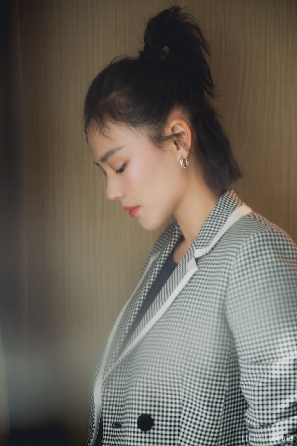 马思纯剪短发大变样,一款短发看上去像18岁小女孩