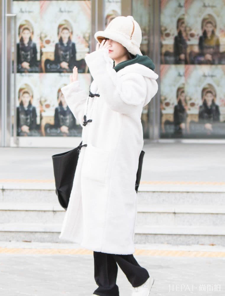 青春减龄的牛角扣大衣,李知恩这样穿清纯又甜美,美翻了