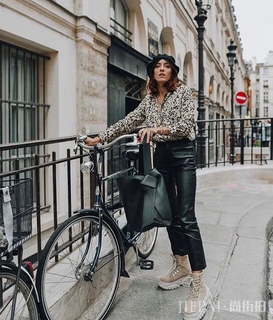 法国女人真的太懂得穿了,小西装都能穿得这么好看,第一眼就心动