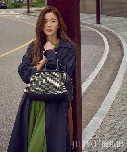 全智贤惊艳,白色连衣裙美成仙女,宛如少女!