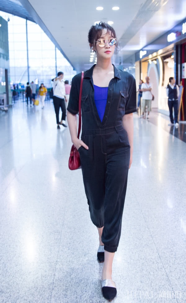 蓝盈莹“拖把”长裙,个性十足!