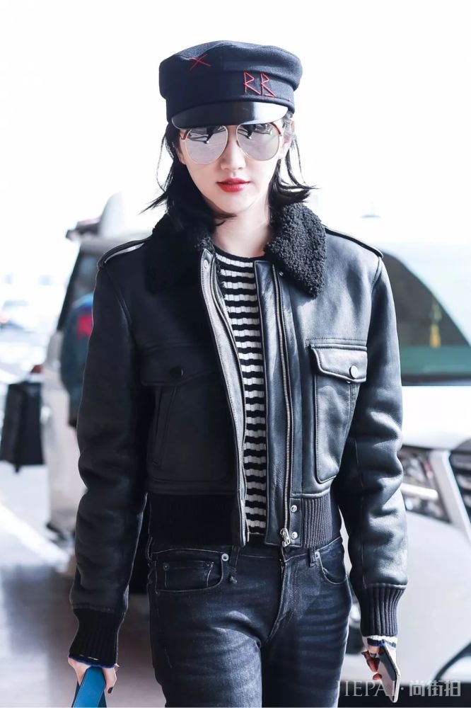 景甜越搭越来越酷!全黑皮衣造型太帅!