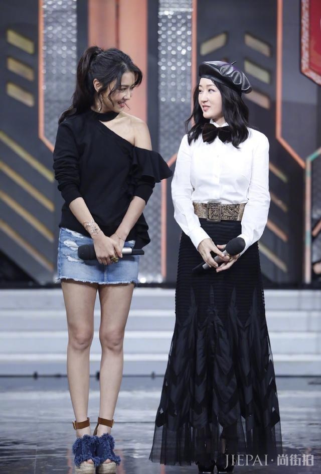 杨钰莹衬衫搭配贝雷帽时髦减龄,像个18岁少女