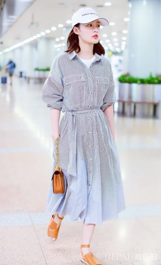 李沁仗着颜值高,扣了个“花盆帽”在头上?却意外时髦!