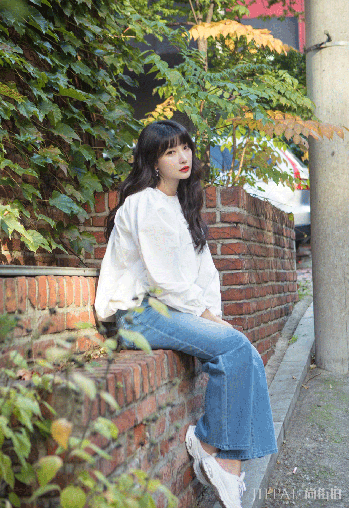 柳岩白衬衫牛仔裤学生气十足 星星耳环亮眼清新甜美