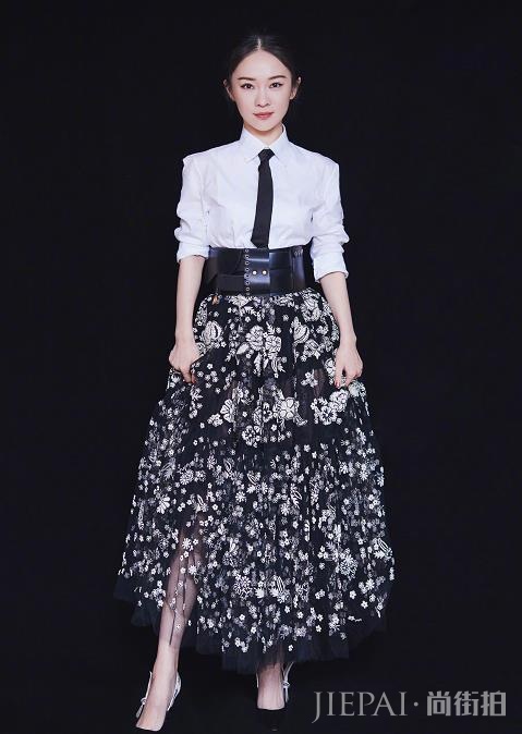 霍思燕参加活动，穿“校服裙”年轻又减龄，嫩成大学生