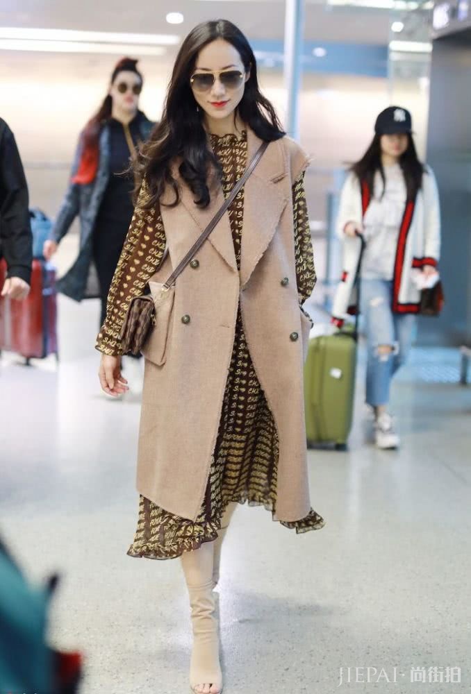 钟楚曦佟丽娅穿这件神奇的单品,也秒变“老干部”girl?