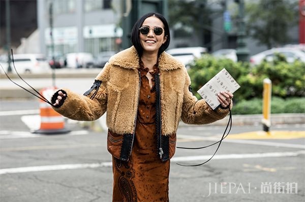 羊羔毛外套怎么挑选？比大衣和羽绒都保暖时髦的单品