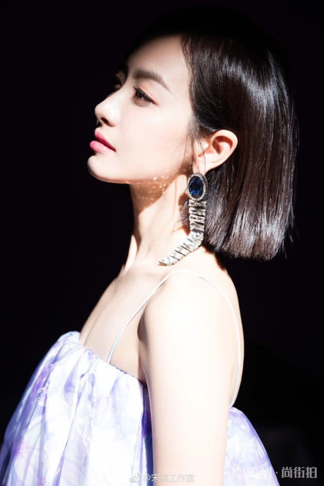 宋茜剪了齐肩短发,衣服品味直线上升,这款波波头短发发型没爆了