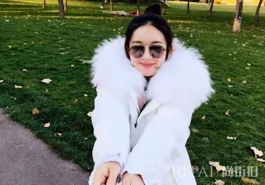 赵丽颖白鹅绒棉衣土味十足!