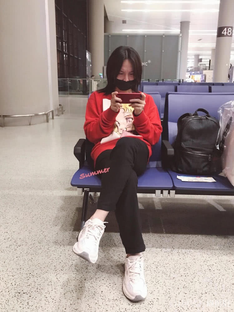 尹正真个性,穿女款卫衣走机场,长发飘飘难掩帅气