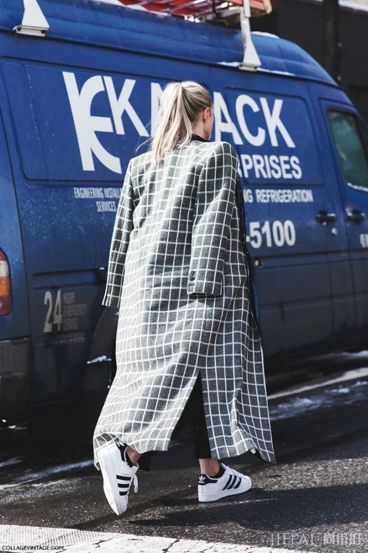 大衣配运动鞋时髦不止一点点!