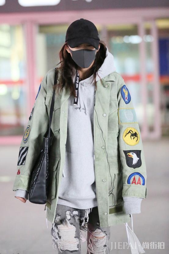 关晓彤机场街拍 混搭造型尽显男友风