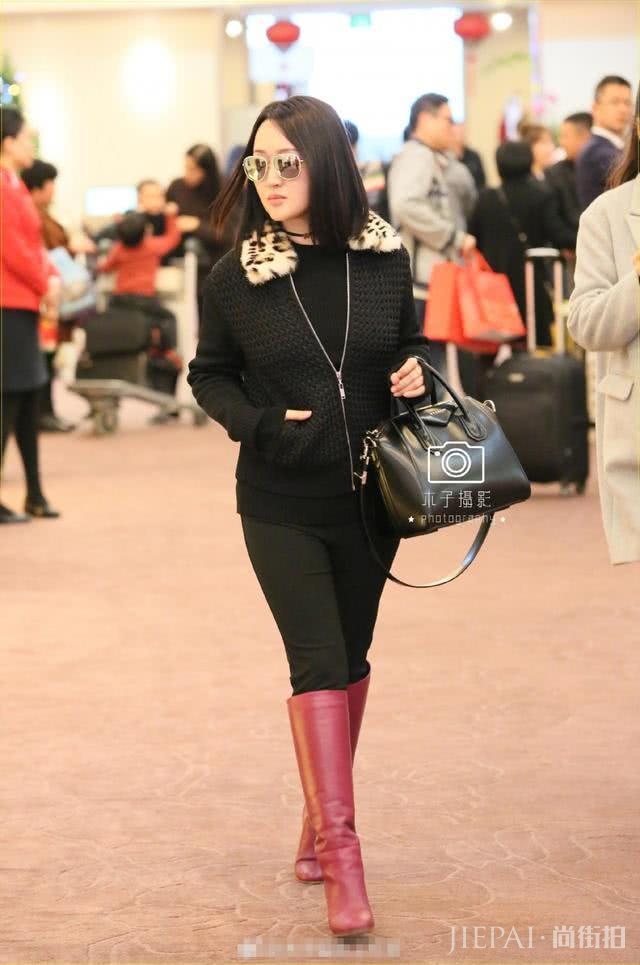 杨钰莹为扮嫩豁出去了,穿粉色靴子被网友嫌弃,还装什么少女