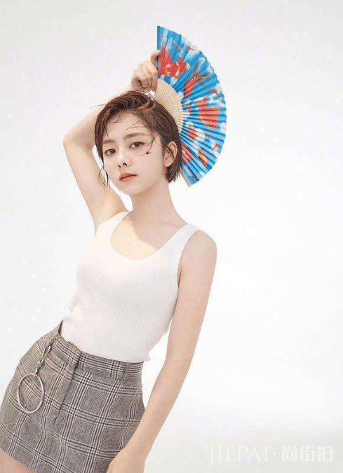 谭松韵少女颜让人服气! 背心短裙百搭造型, 没人穿得比她甜!