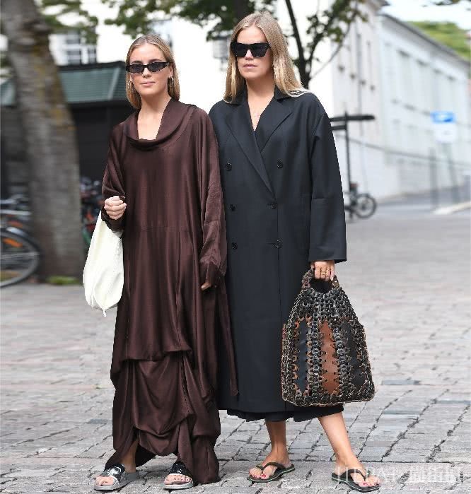 欧美街拍 风衣裙是西装裙之后又一大时髦利器