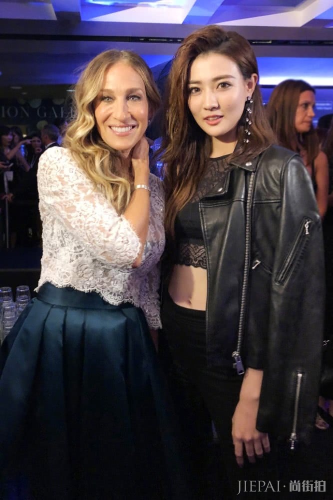 徐璐现身机场,牛仔裤竟穿得这么好看,腿是真的美!