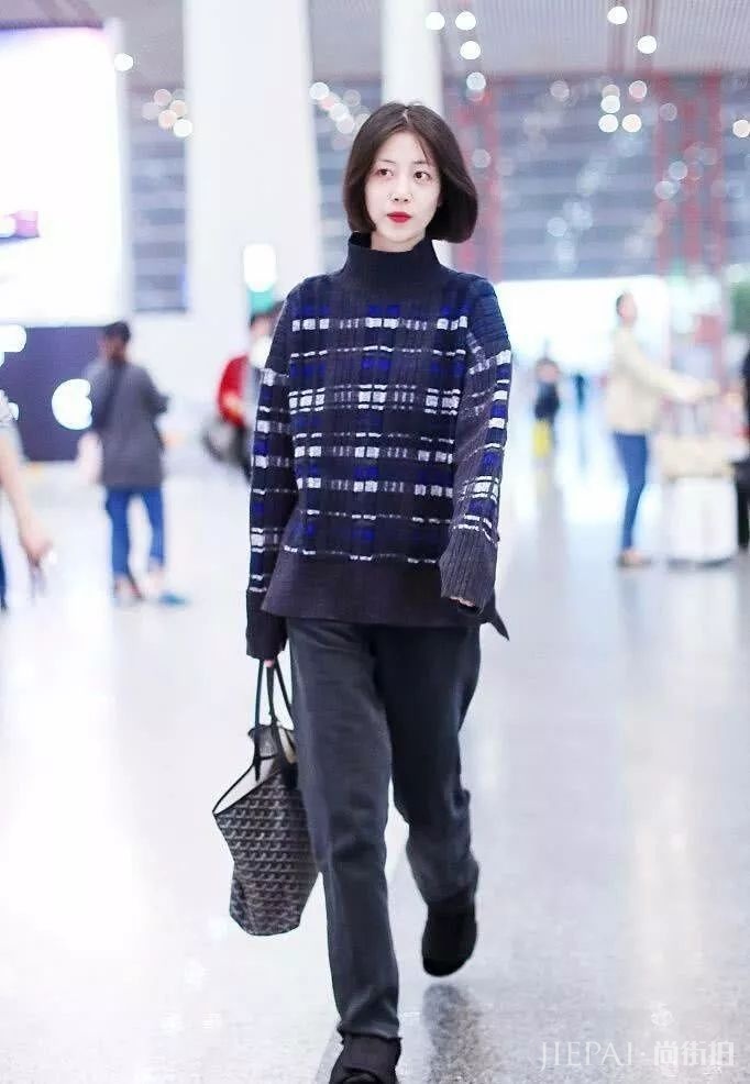 李溪芮机场街拍 在外面还要把家里的毛拖穿出来！