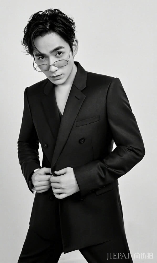 朱一龙参加展览，穿夹克衫帅气逼人