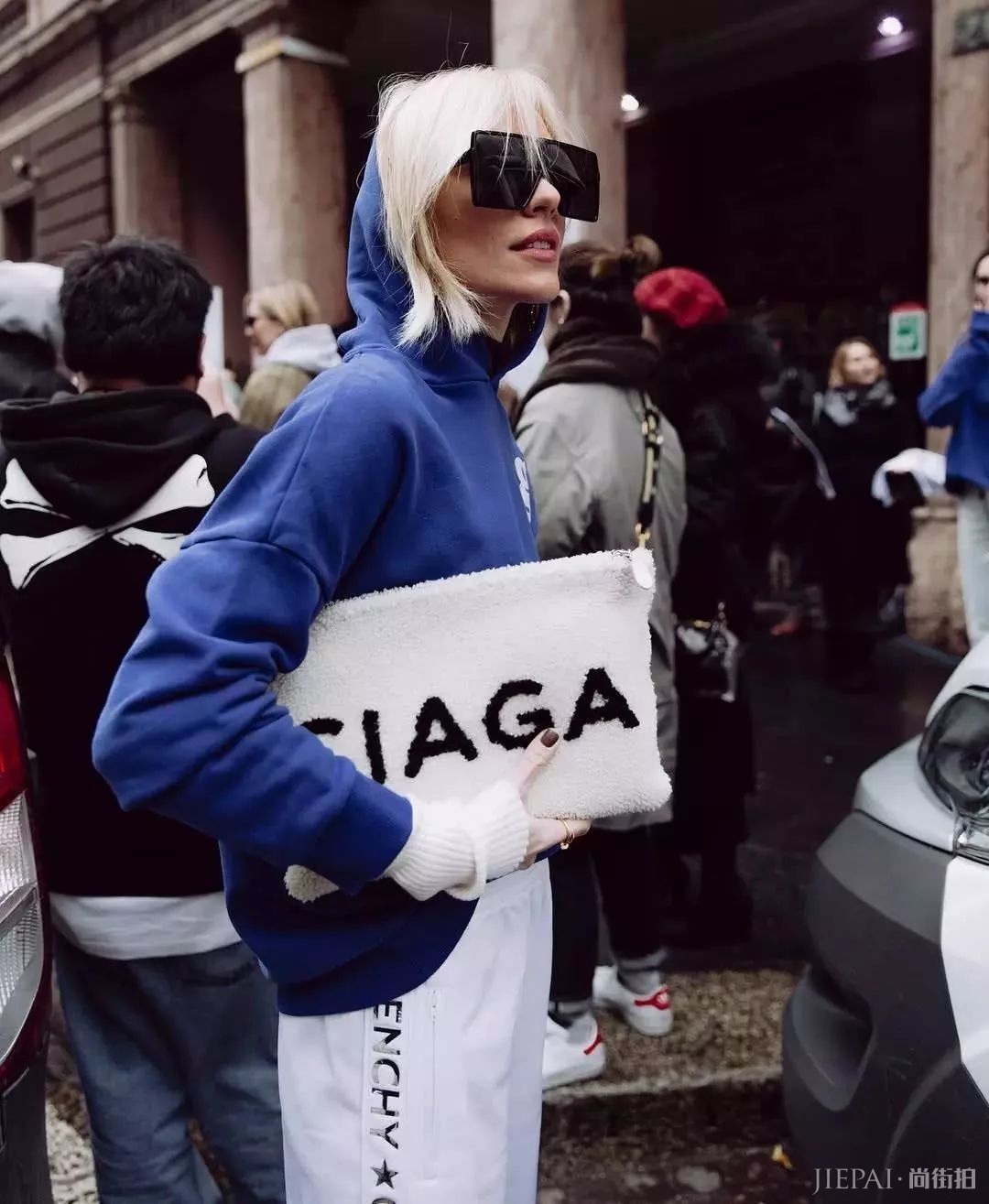 穿卫衣+短靴=真的时髦炸了！