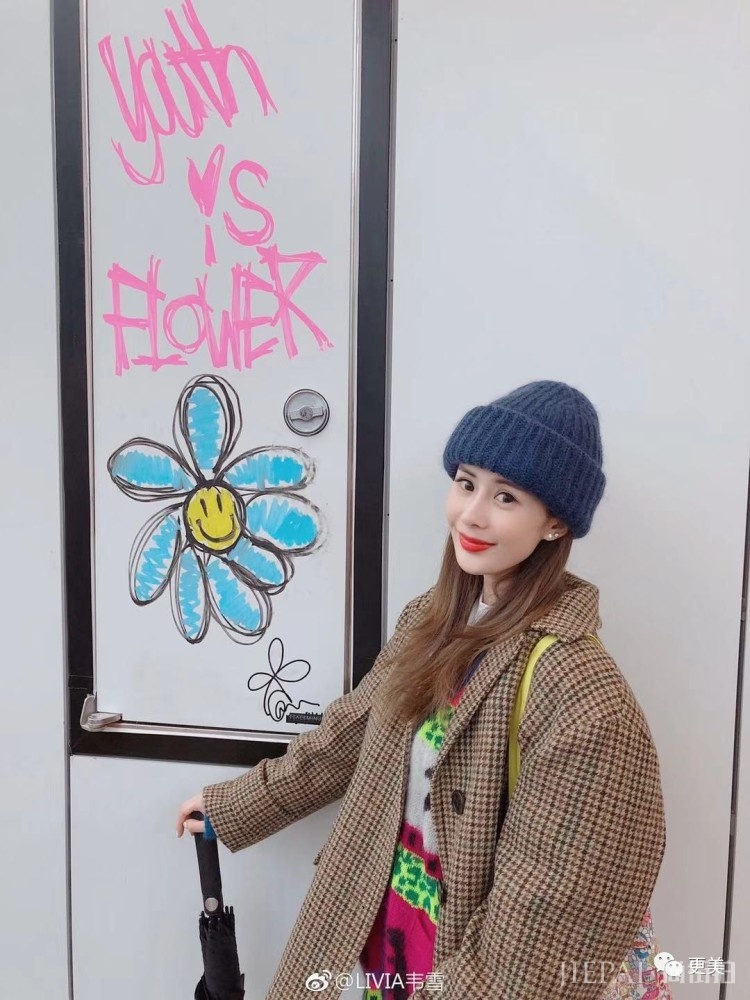 周扬青和杨冥长的有点像?但你更喜欢谁的穿搭呢?