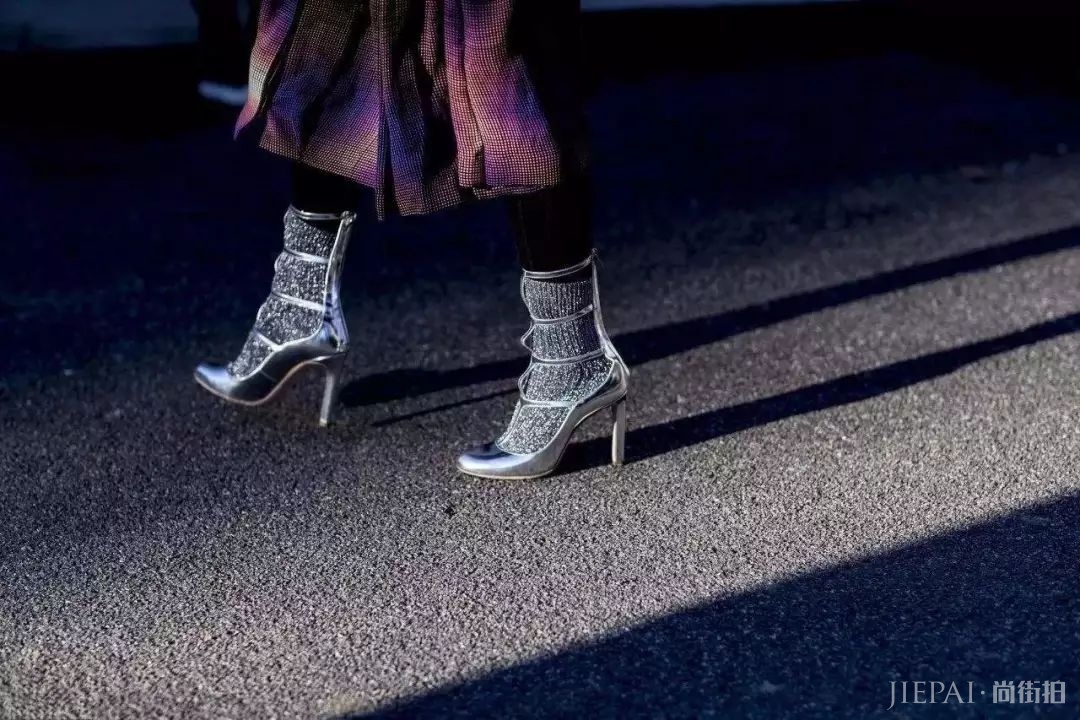 你还在露脚踝、卷裤脚?露袜子才是18年最流行