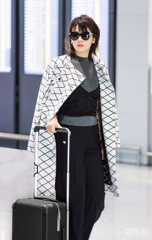 千万别再穿一身黑了，今年最流行的大衣长这样！