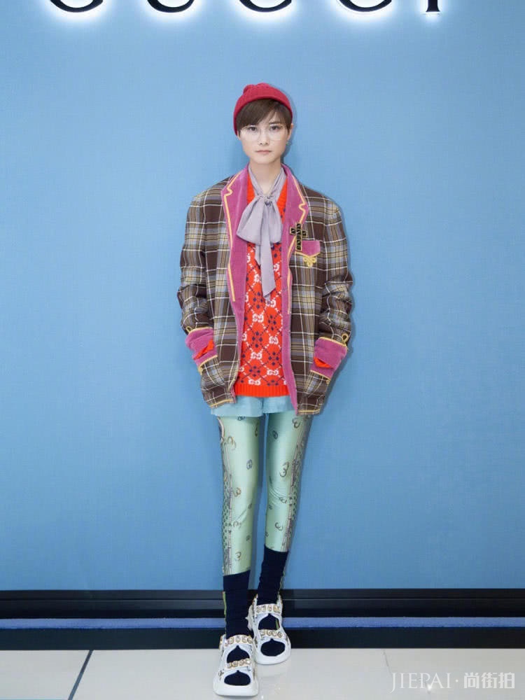 孙怡高跟鞋搭棉袜，李宇春凉鞋配棉袜，反季时尚看不懂