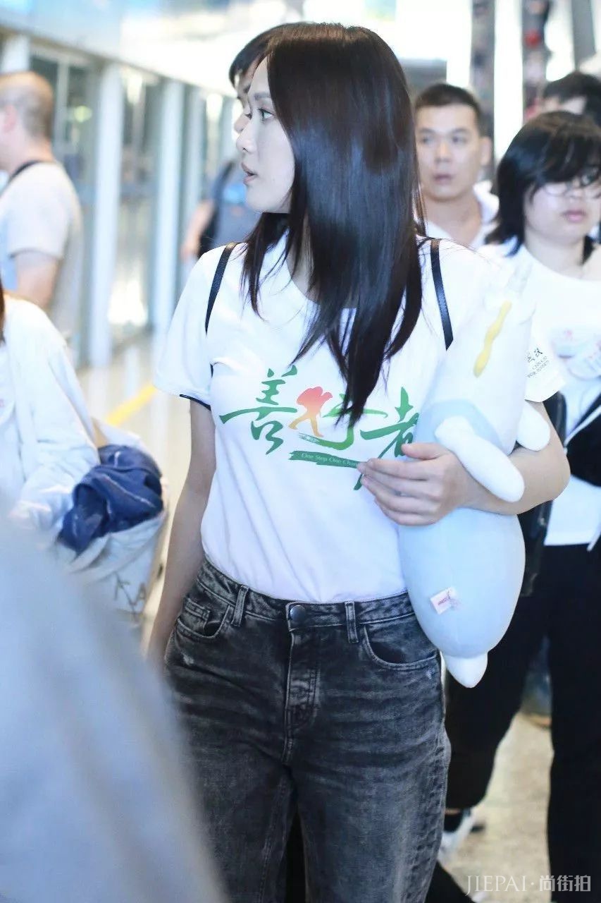 陈乔恩的游泳圈包真心装不下什么东西!