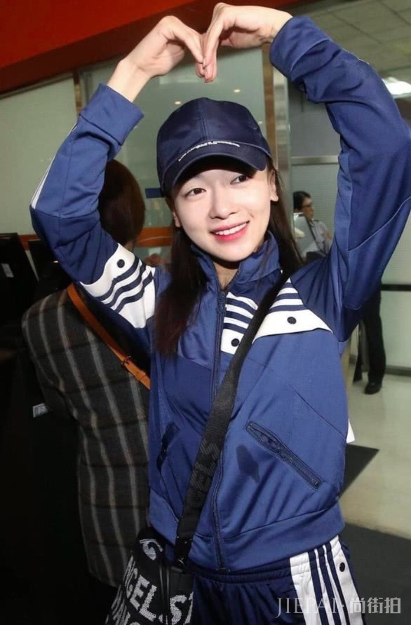 吴谨言穿运动套装现身，却被湿掉的衣服抢镜，好奇水是哪里来的？