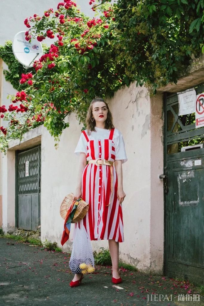 谁说红色显low？这位博主把红色穿成时尚大片，每张街拍都美到窒息！