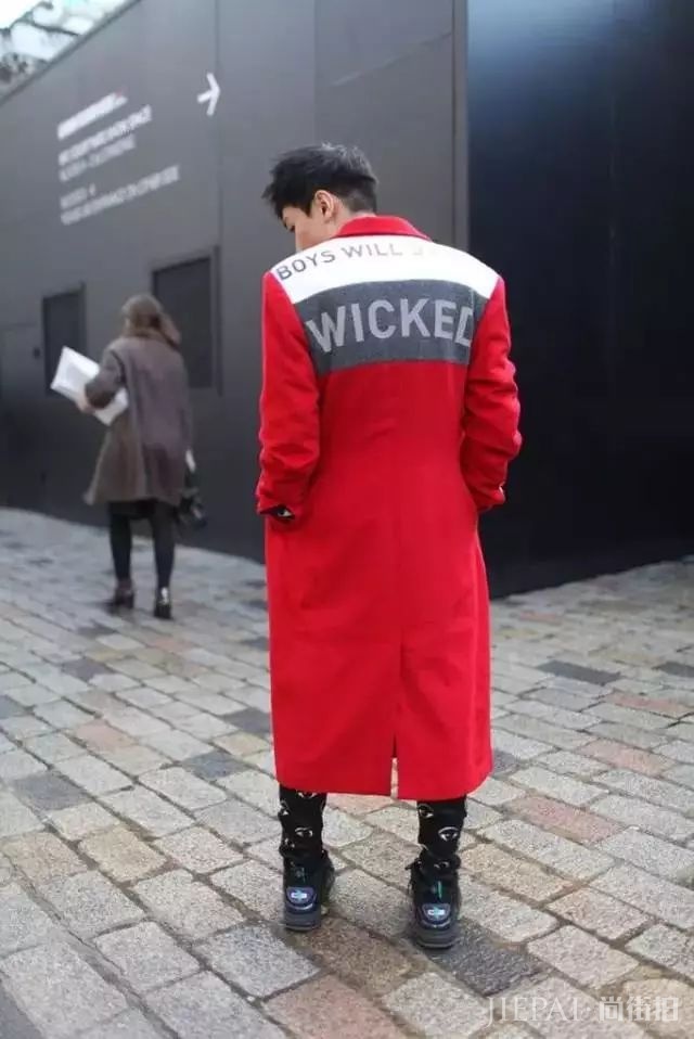 跟时装周街拍学搭配，男人最难驾驭的红色单品这样穿！