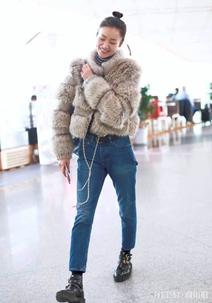 刘雯丸子头搭配毛绒外套时髦又温暖,尽显高级感