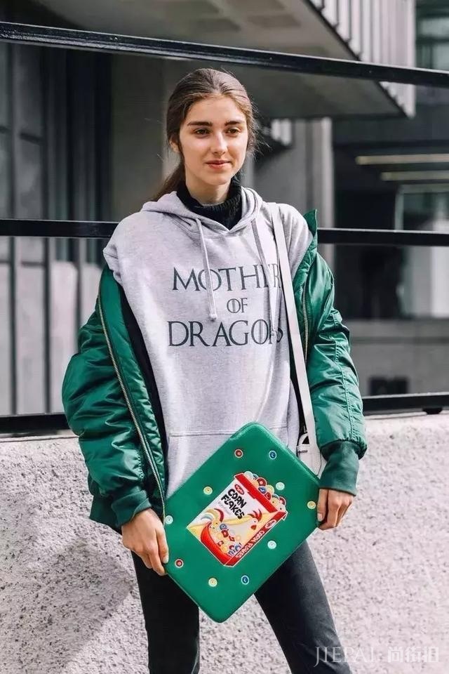 还在发愁今年冬天穿什么？卫衣这个单品简直太时髦