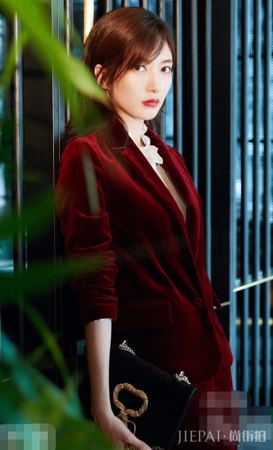 江疏影穿那么贵重的西装却配“奶奶鞋”!