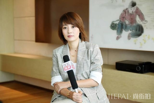 马伊琍又穿格纹装,这次搭配清新,美得低调