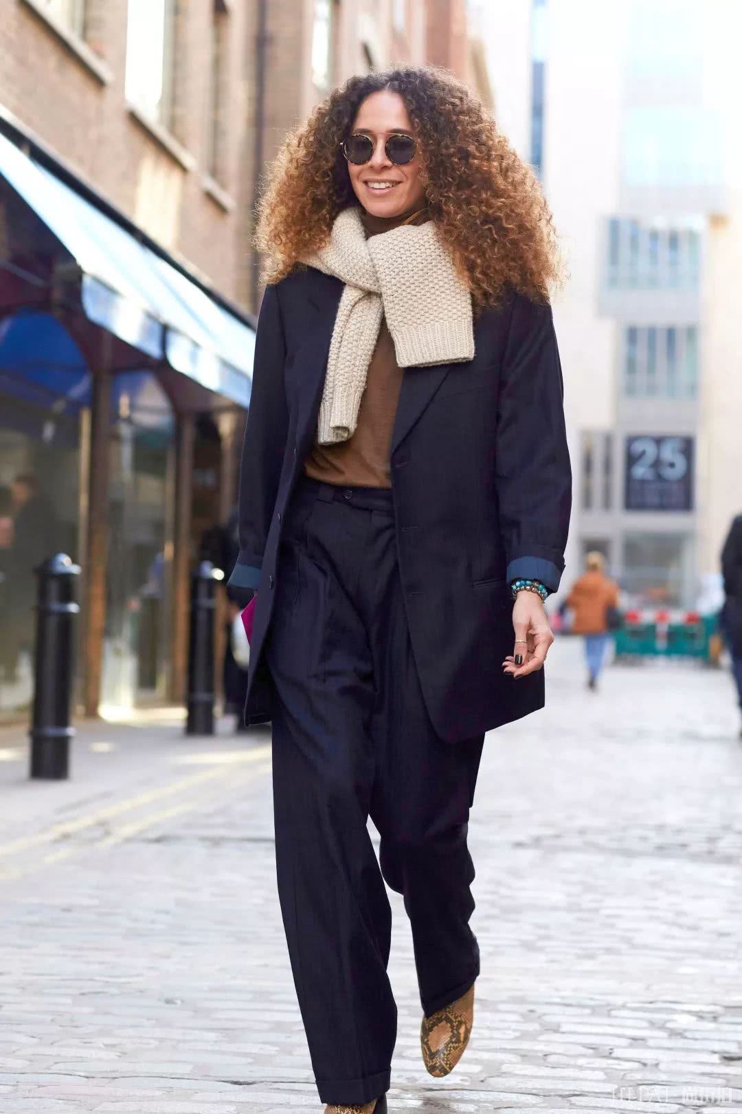 毛衣还能当围巾?今年流行“披着穿”!