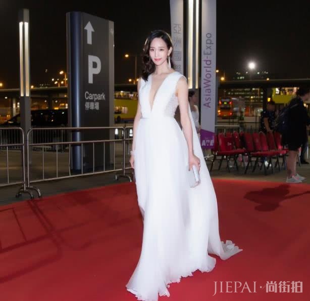 张钧甯高调了一回！穿一袭深V长裙美似“仙女”，女人味十足