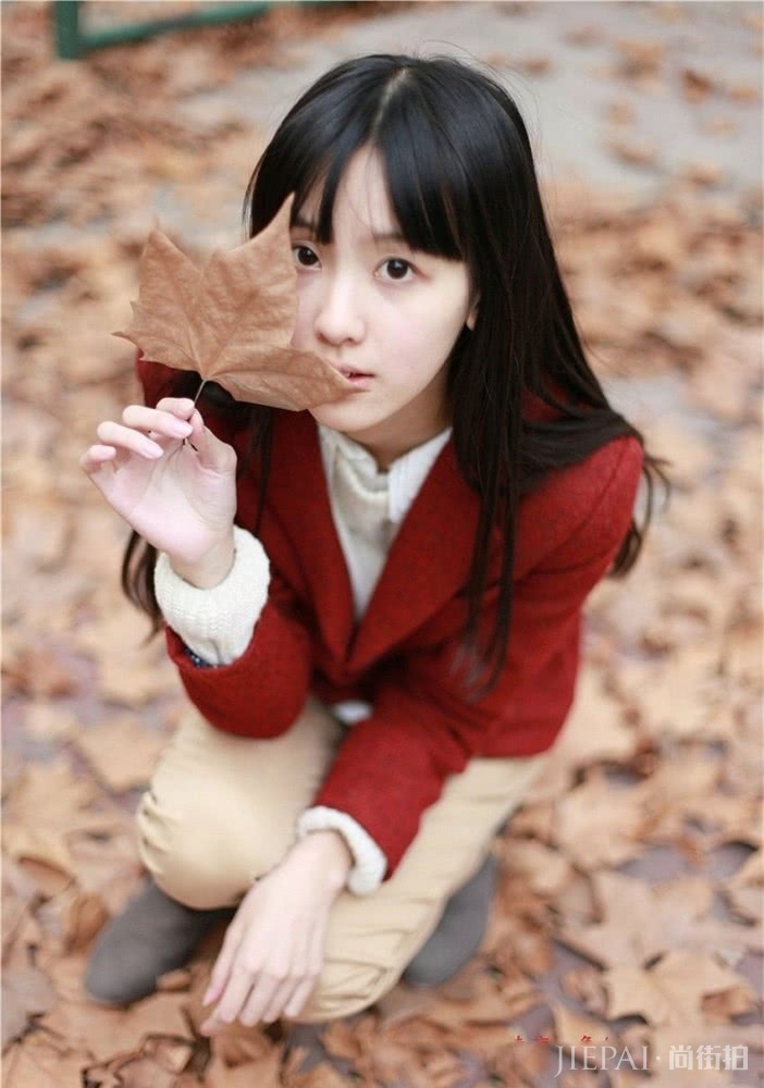 陈都灵出席活动，换发型露额头大变样