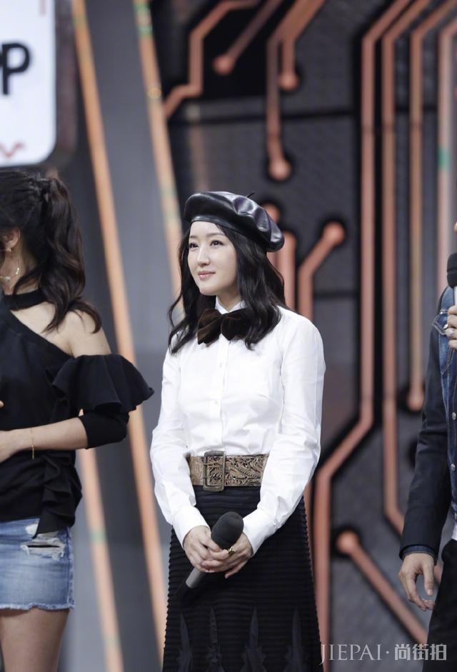 杨钰莹衬衫搭配贝雷帽时髦减龄,像个18岁少女