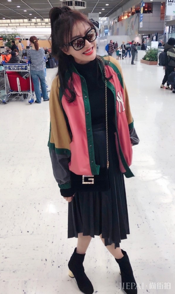 秦岚拼接外套百褶裙，配空气刘海少女感爆棚