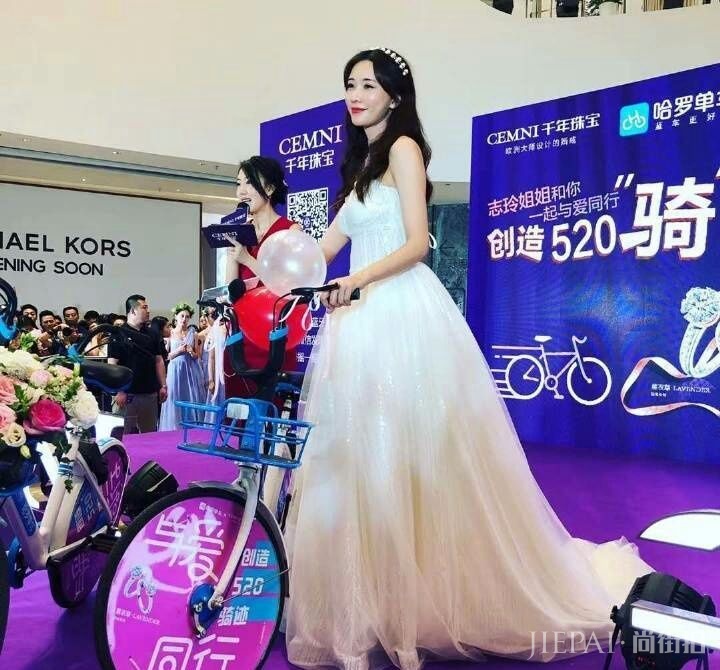 林志玲不秀身材秀针线，裙子缝上蚊帐挡灰尘？